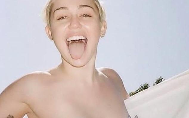 Miley Cyrus, chan dai Victoria's Secret chup anh ho bao mung Phuc sinh hinh anh