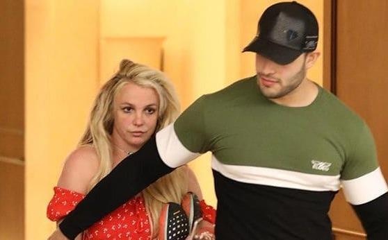 Britney Spears xuat hien tieu tuy, bo pho ben ban trai hinh anh