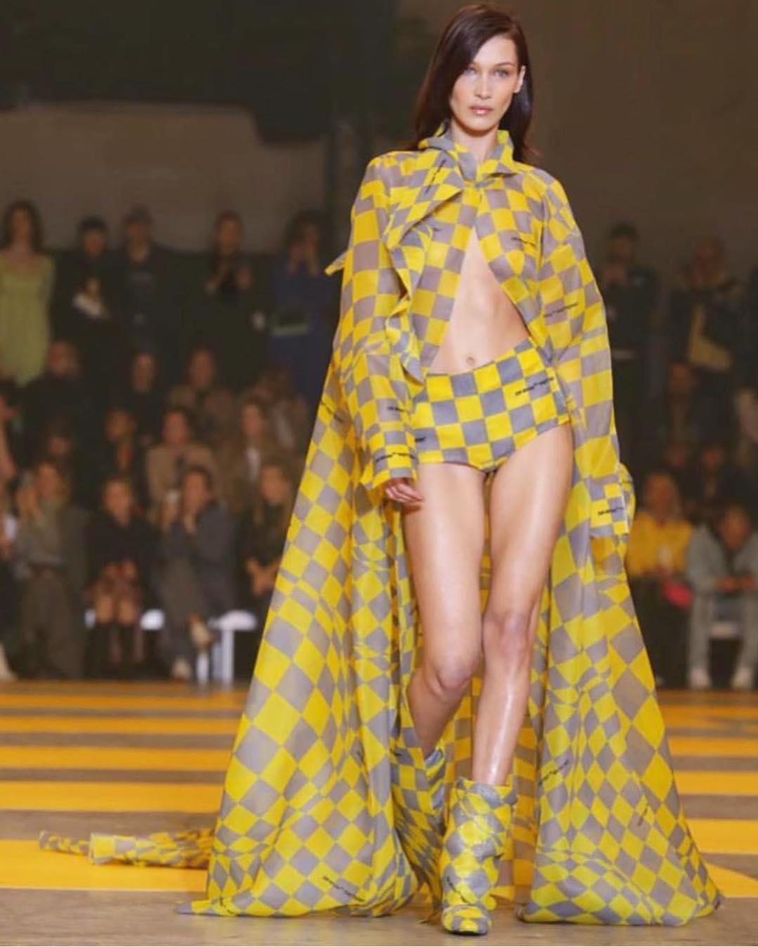 Bella Hadid khoe nguc anh 4