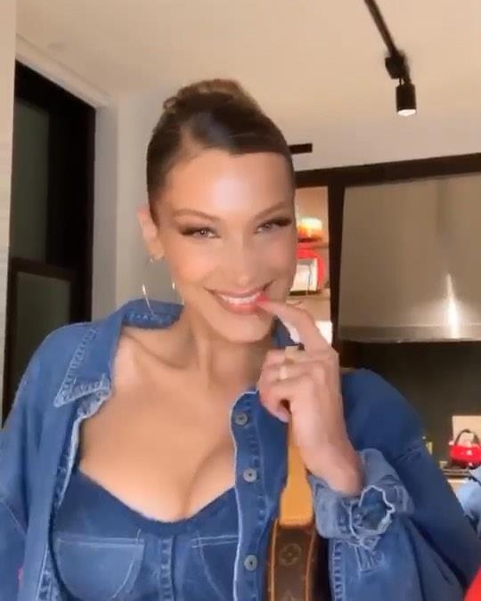 Bella Hadid khoe nguc anh 2