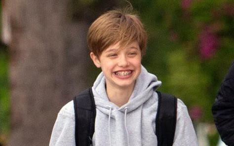 Con gai Angelina Jolie lon phong phao, ngay cang ra dang con trai hinh anh