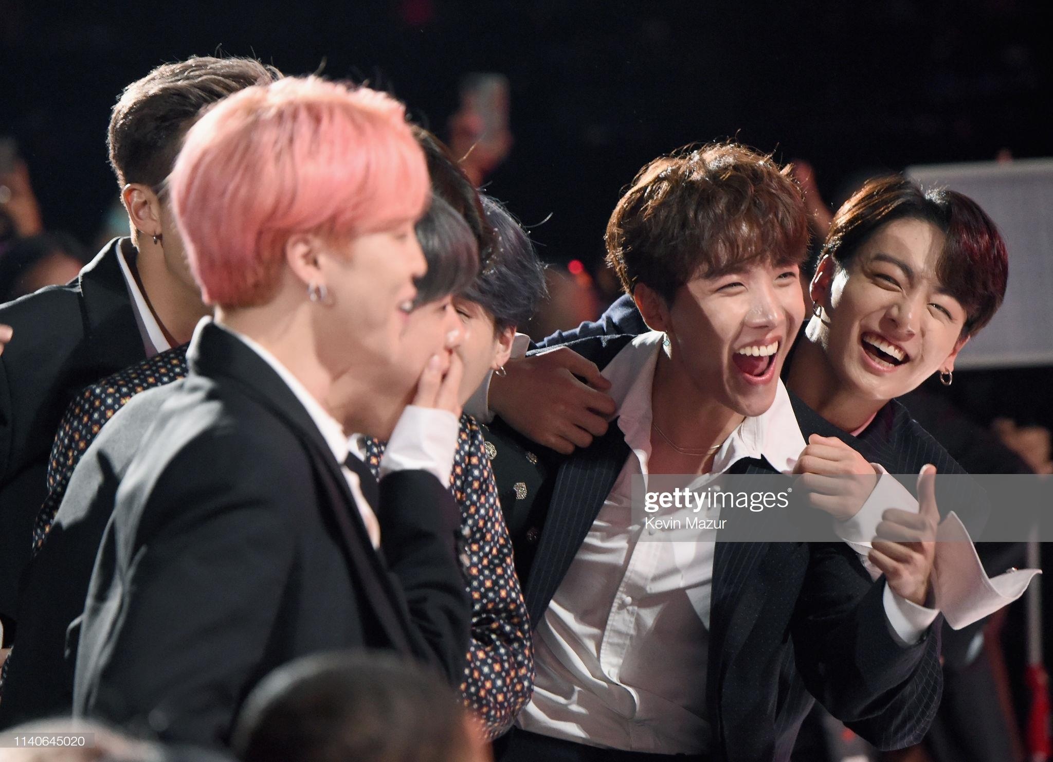 BTS, Ariana Grande thang ap dao tai Billboard Music Awards 2019 hinh anh