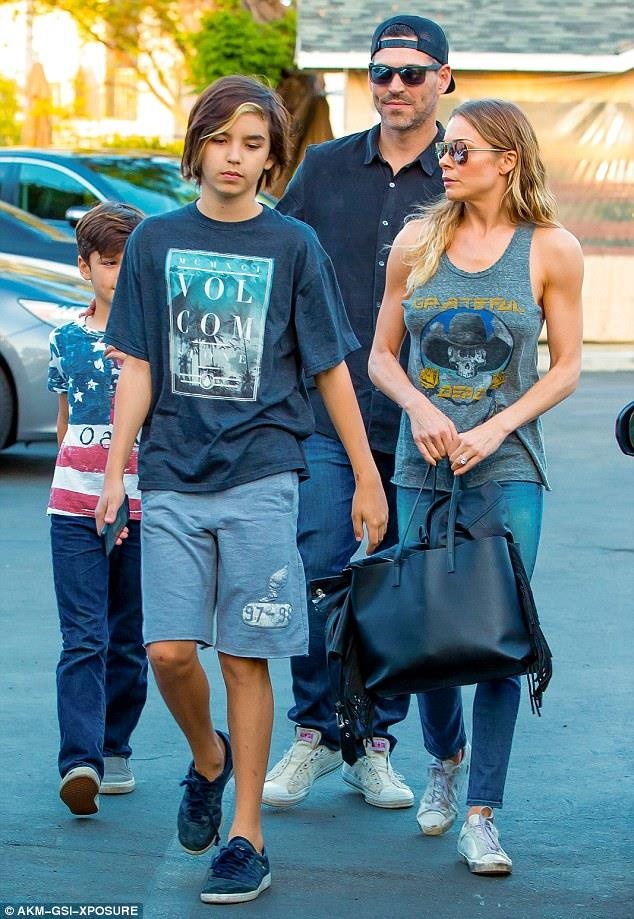 Angelina Jolie giat chong anh 8