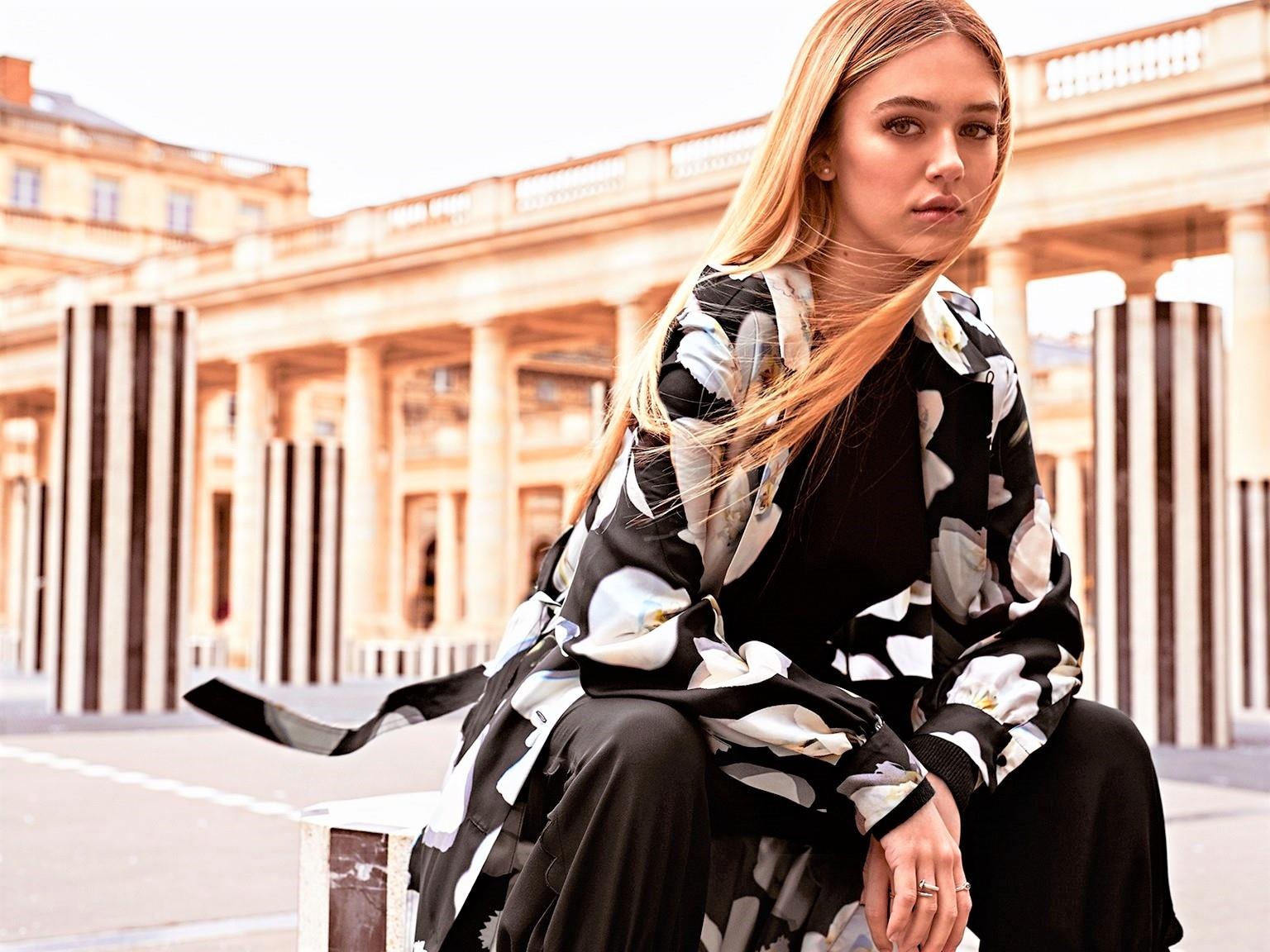 Nguoi mau giong Angelina Jolie anh 4