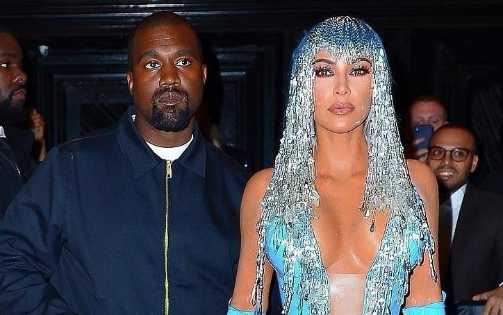 Kim Kardashian, Kylie Jenner nhiet tinh khoe vong 1 tai tiec Met Gala hinh anh