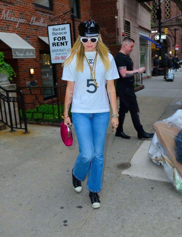 Street style cua Victoria Beckham anh 2