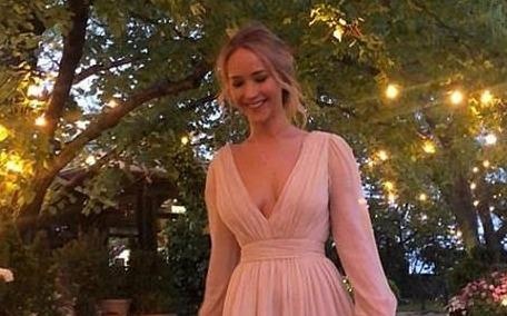 Jennifer Lawrence mac vay xe nguc trong tiec dinh hon voi ban trai hinh anh