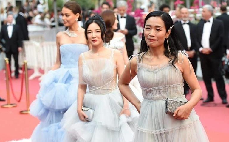 Loat phu nu vo danh mac tham hoa tai LHP Cannes 2019 hinh anh