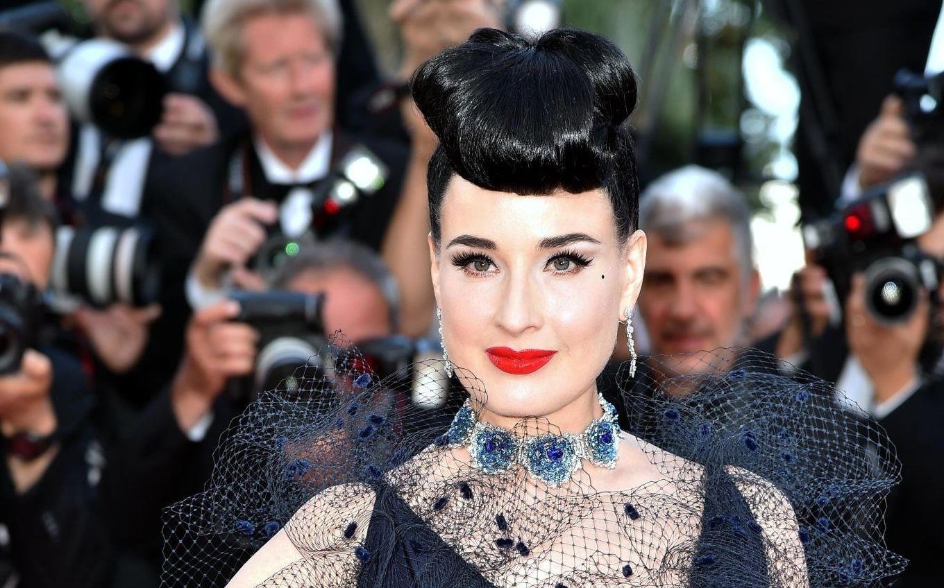 'Nu hoang thoat y' Dita Von Teese mac dang cap tren tham do Cannes hinh anh
