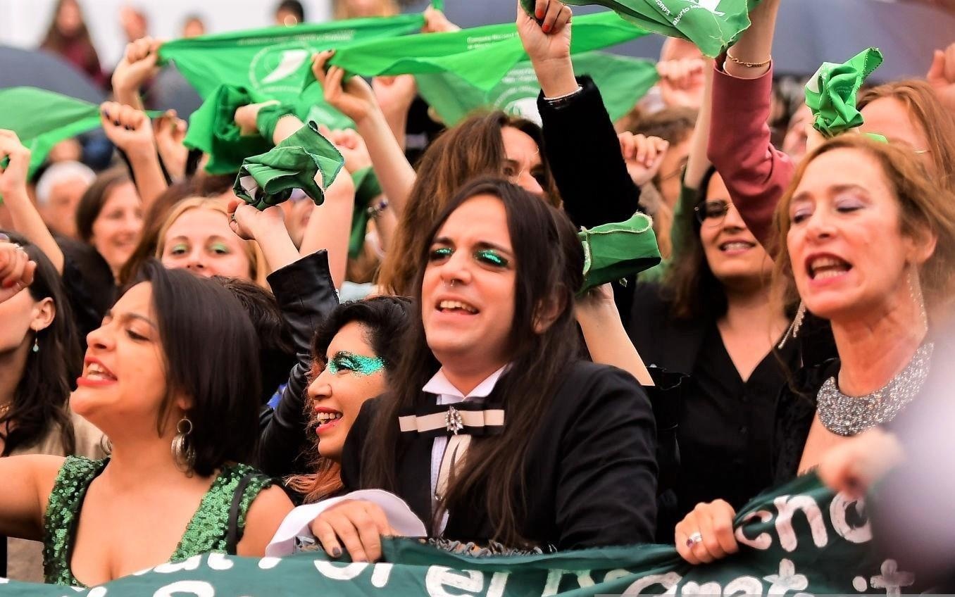 Nhom nguoi bieu tinh nao loan tham do LHP Cannes ngay 5 hinh anh