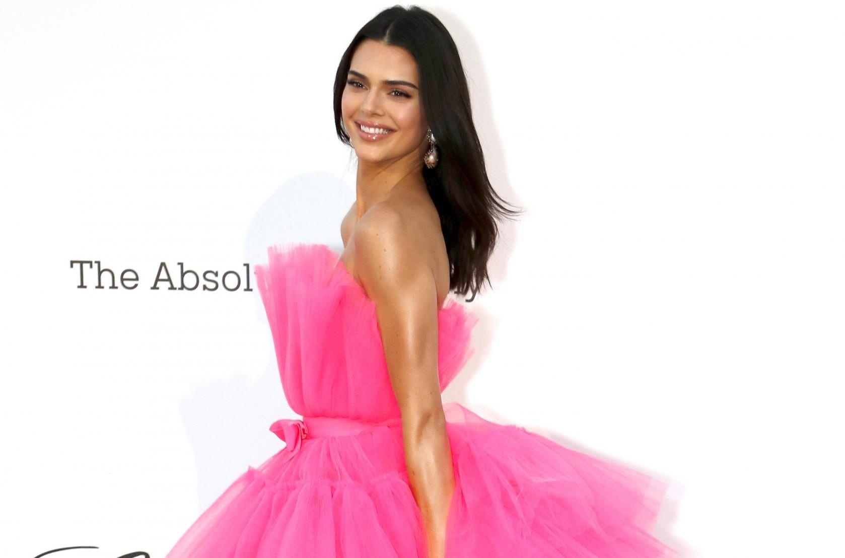 Dan sieu mau Victoria's Secret pho dien ve sexy o Cannes 2019 hinh anh