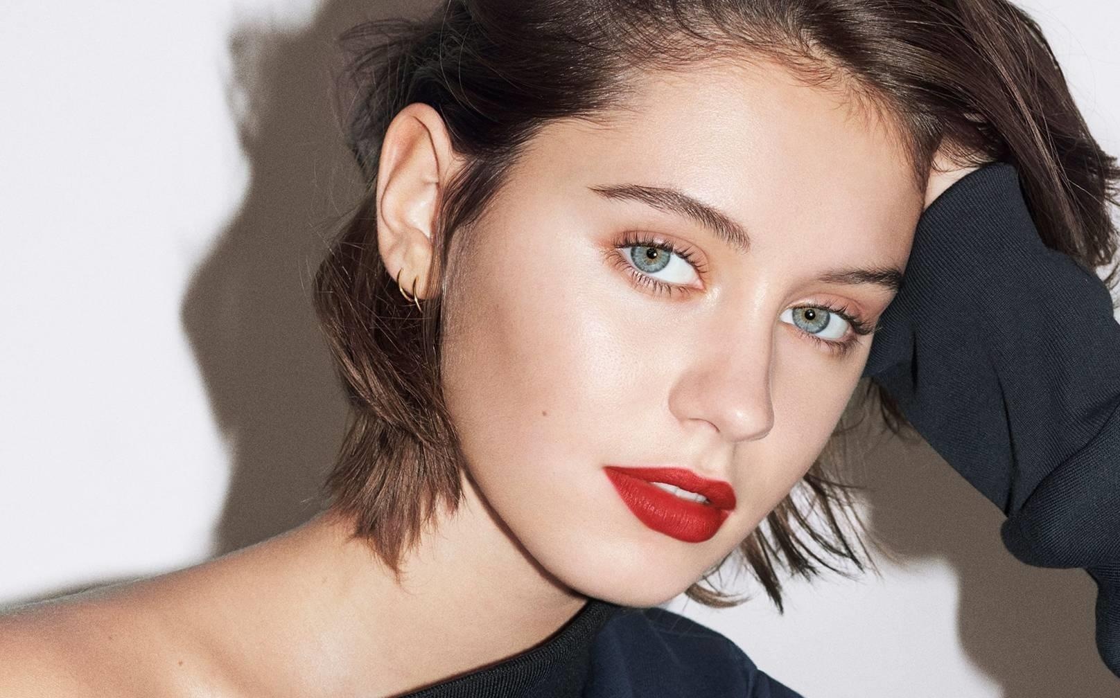 Iris Law - ai nu 10X xinh dep, quyen ru cua tai tu 'Captain Marvel' hinh anh