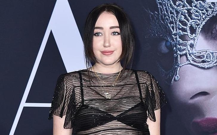 Em gai 10X cua Miley Cyrus bi chi trich khoe than phan cam hinh anh