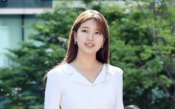 'Tinh dau quoc dan' Suzy nghien vay ao thanh lich, make up trong veo hinh anh