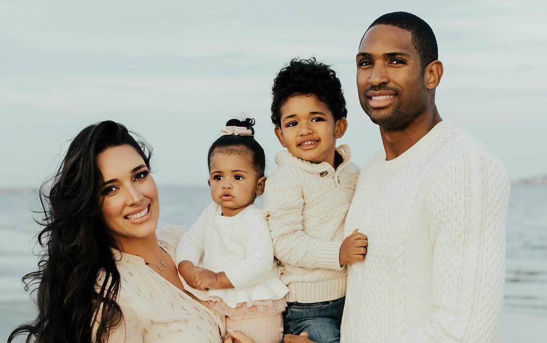 Hon nhan vien man cua hoa hau cao 1,84 m hinh anh