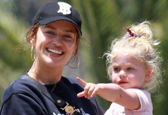 Irina Shayk vui ve ben con gai giua tin ran nut voi Bradley Cooper hinh anh