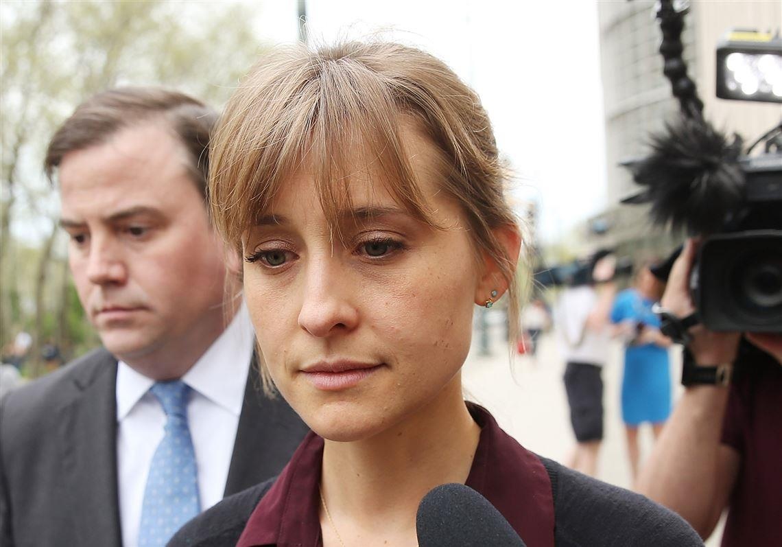 Allison Mack linh 20 nam tu anh 2