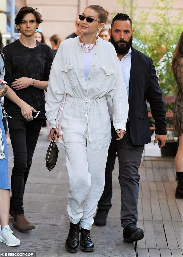 nguoi mau Hailey Bieber mac goi cam anh 6