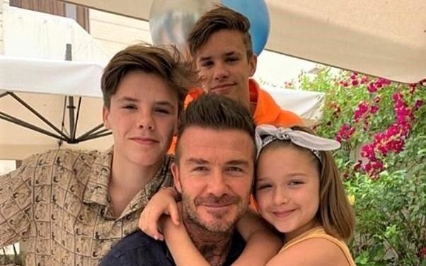 David Beckham vui ve du lich cung ba con, lo con ca vi khong nghe loi hinh anh