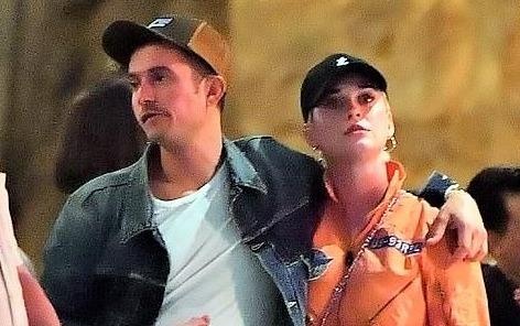 Orlando Bloom om hon Katy Perry trong cong vien hinh anh