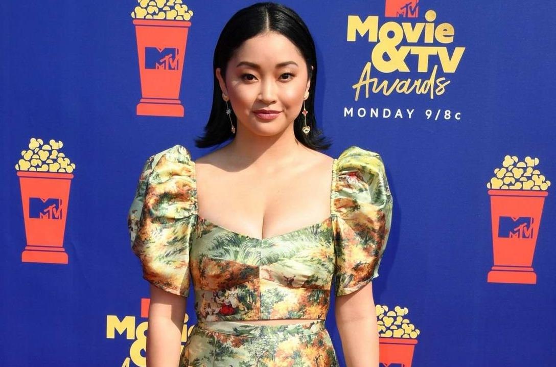 Co gai Can Tho xuat hien goi cam ben dan sao tren tham do hinh anh