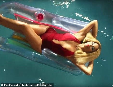 You Need To Calm Down anh 3