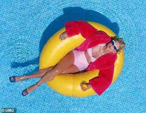 You Need To Calm Down anh 2