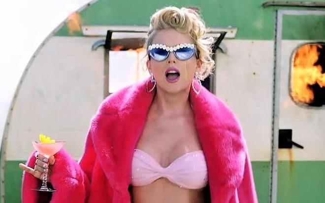 'You Need To Calm Down' cua Swift muon y tuong tu MV cua Beyonce? hinh anh