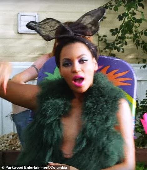 You Need To Calm Down anh 11