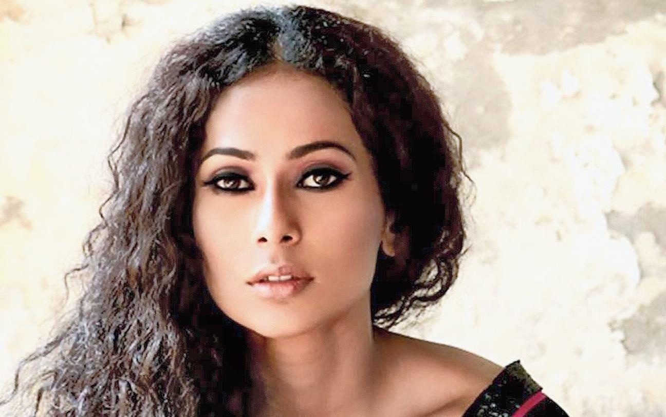 Hoa hau Hoan vu An Do bi nhom dan ong hanh hung tren pho hinh anh