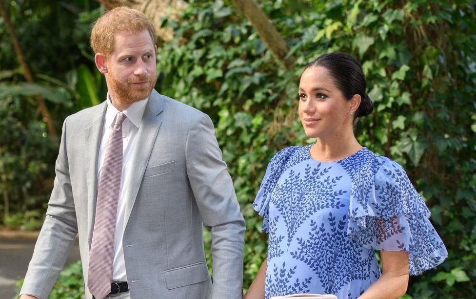 Cong nuong Meghan Markle lam dung giay cao got, mac bo sat khi co thai hinh anh