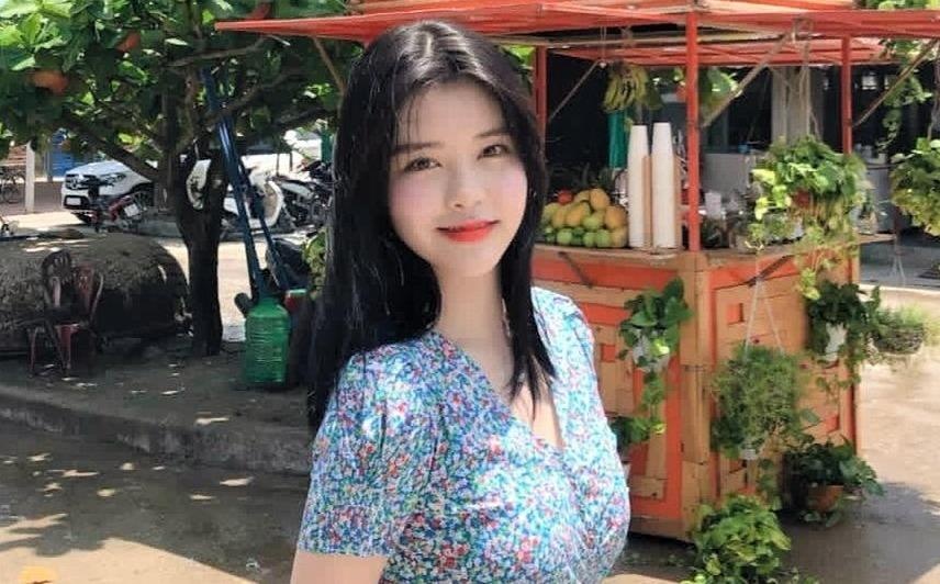 Nu ca si Han khoe ve nu tinh trong chuyen du lich toi Hoi An hinh anh