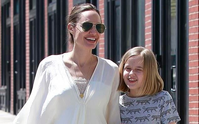 Con gai Angelina Jolie lon phong phao, vui ve cuoi dua ben me hinh anh