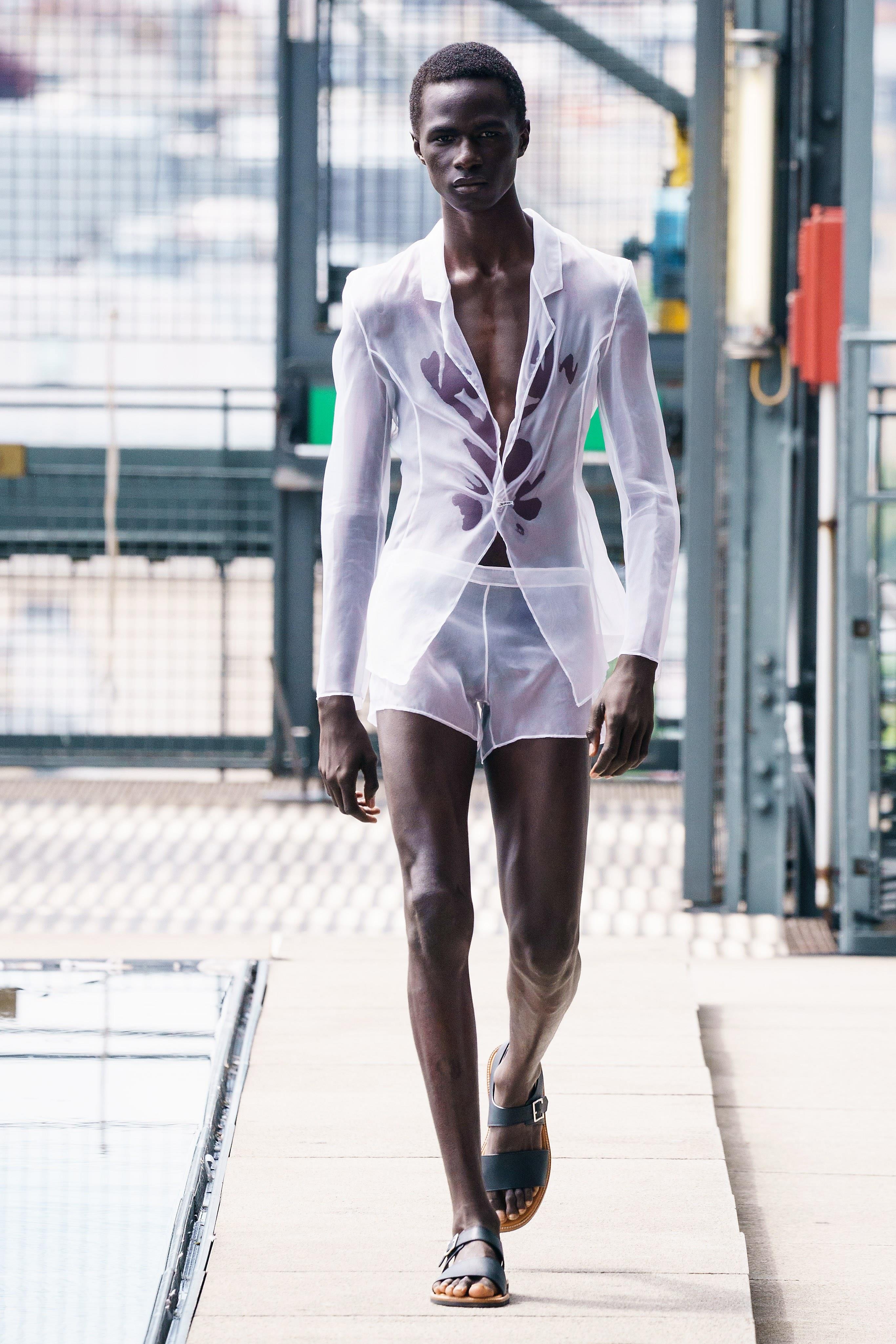 Nguoi mau lo nguc tren san dien anh 4