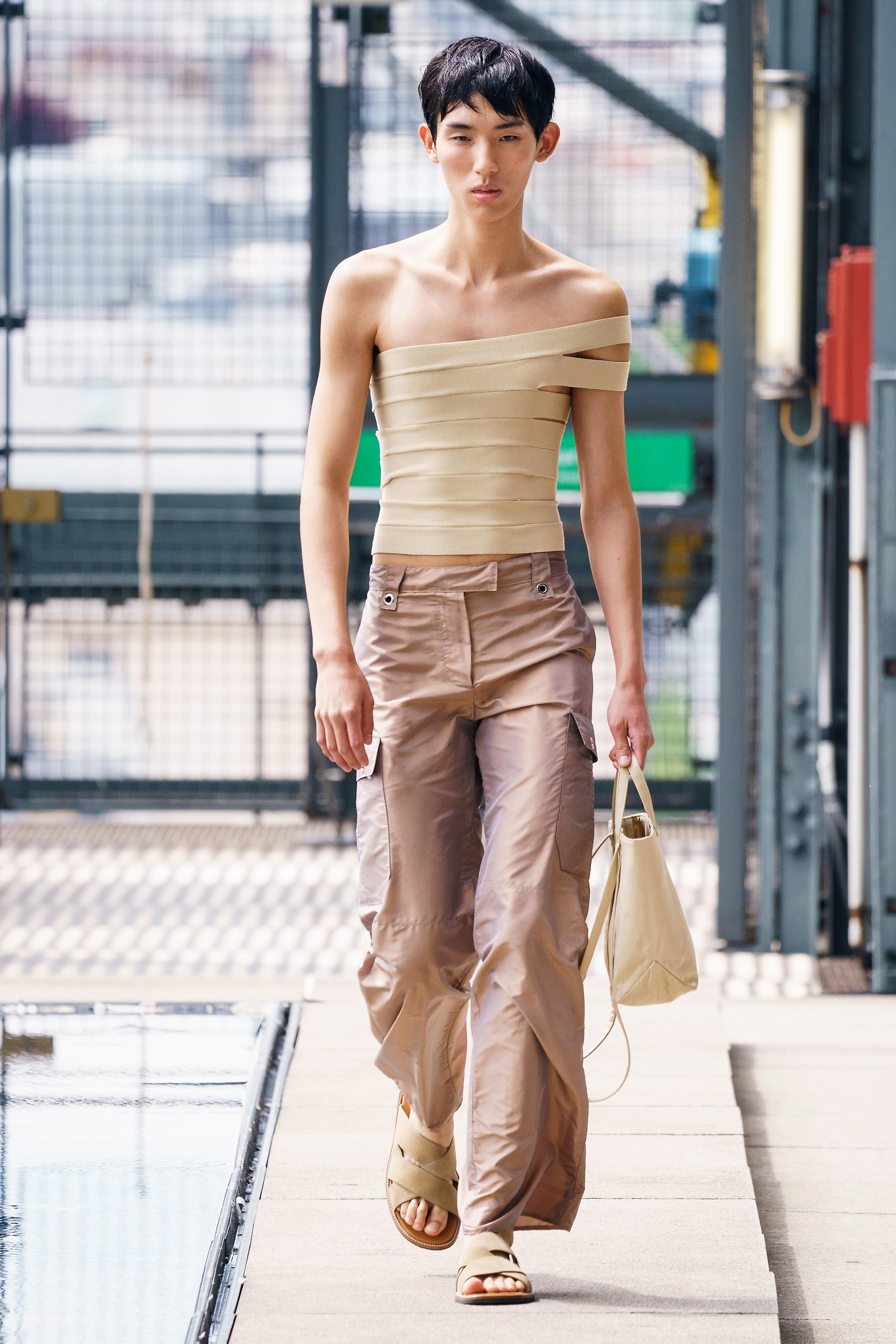 Nguoi mau lo nguc tren san dien anh 5