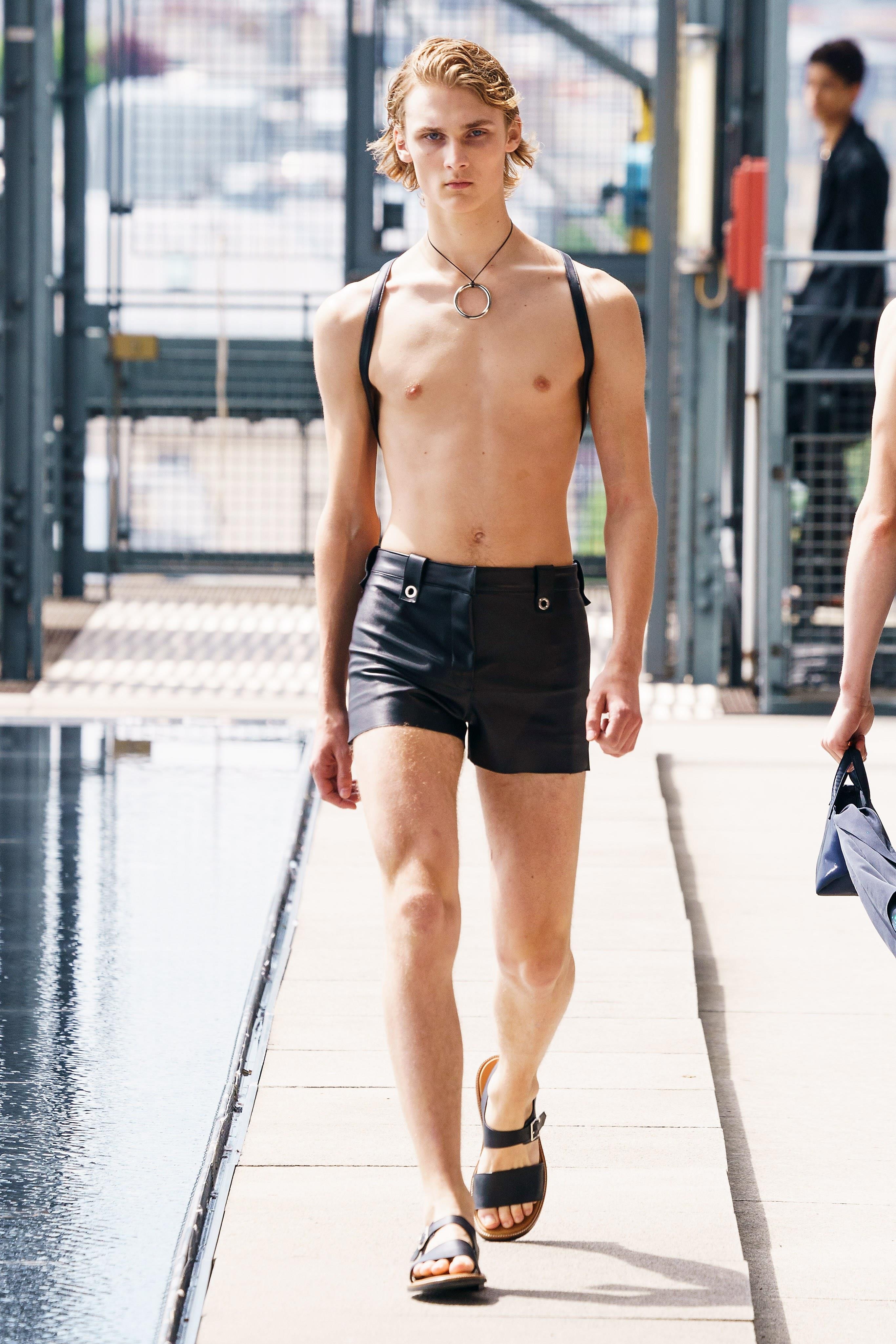 Nguoi mau lo nguc tren san dien anh 6