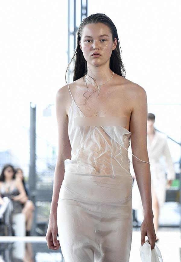 Nguoi mau lo nguc tren san dien anh 2