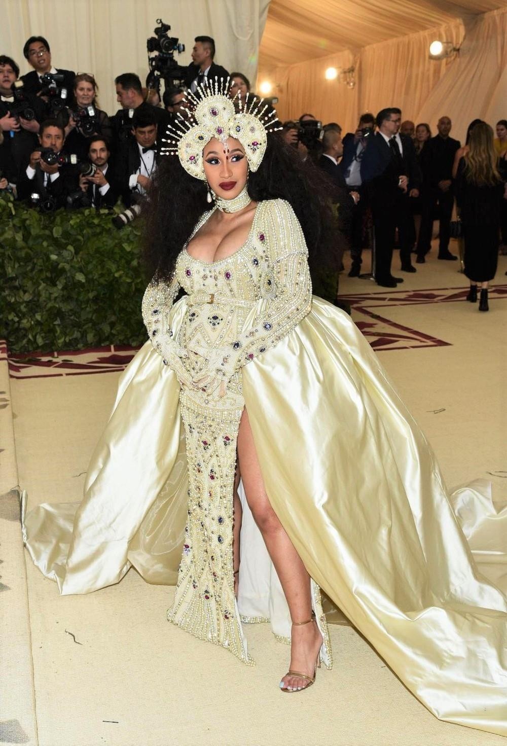 Rapper Cardi B đánh người  ảnh 2 Rapper Cardi B danh nguoi anh 2
