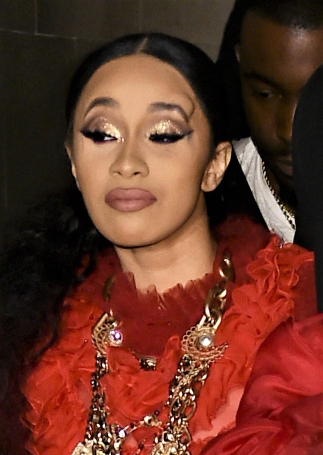 Rapper Cardi B đánh người  ảnh 4 Rapper Cardi B danh nguoi anh 4