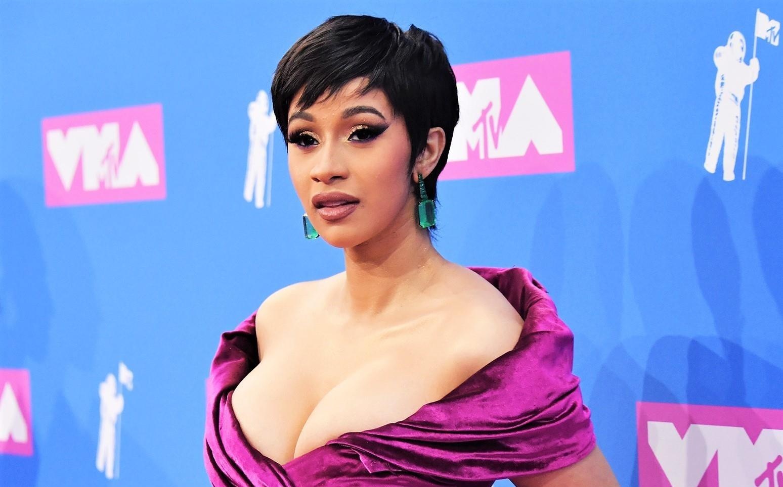 Cardi B - rapper am giai Grammy trom cap, moi chai dan ong len giuong hinh anh