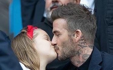 David Beckham tiep tuc hon moi con gai 8 tuoi khi di xem bong hinh anh