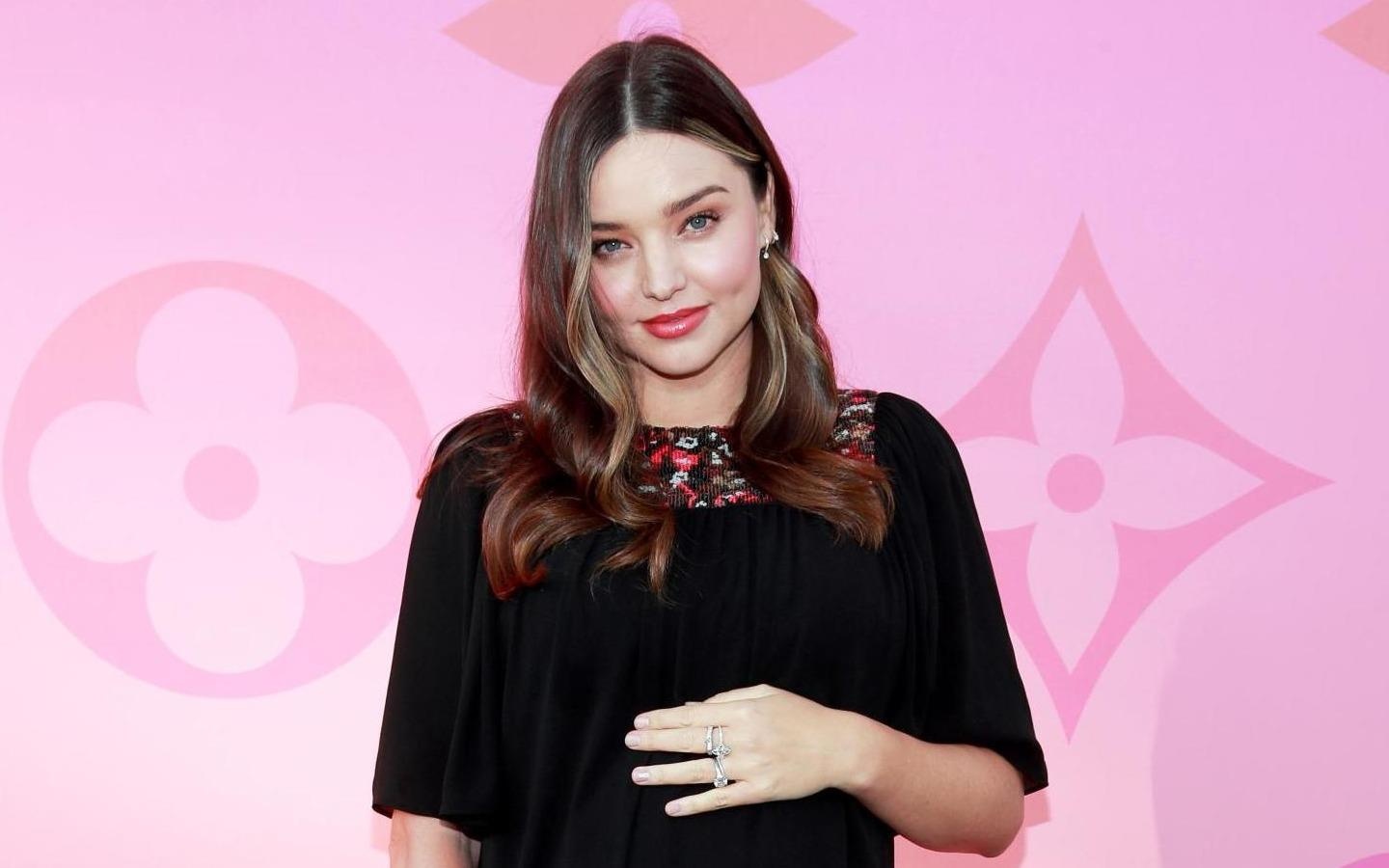 Cuu thien than Miranda Kerr mac dep nhat tuan voi dam bau in hoa tiet hinh anh