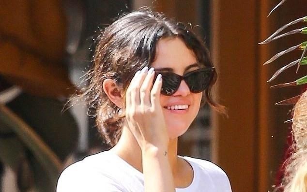 Selena Gomez tuoi tan giua luc tinh cu khau chien voi ban than hinh anh