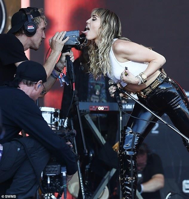 Miley Cyrus khoe ngực ảnh 3 Miley Cyrus khoe nguc anh 3