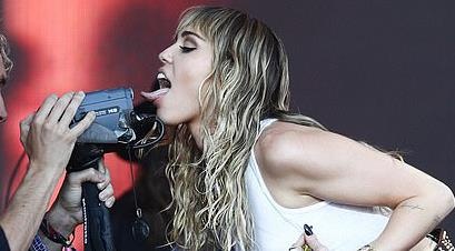 Miley Cyrus ven ao khoe nguc tren san khau hinh anh