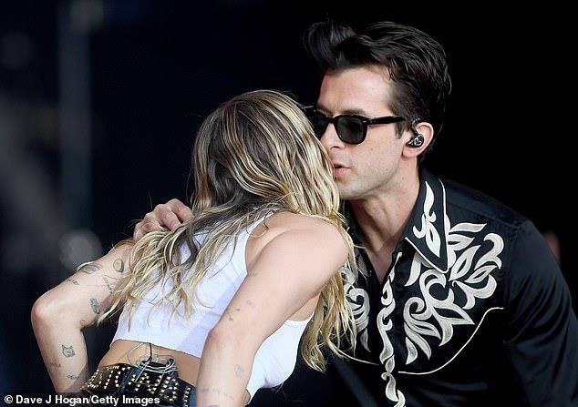 Miley Cyrus khoe ngực ảnh 4 Miley Cyrus khoe nguc anh 4