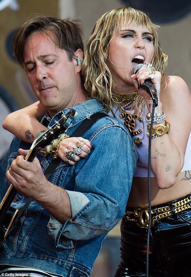 Miley Cyrus khoe ngực ảnh 5 Miley Cyrus khoe nguc anh 5