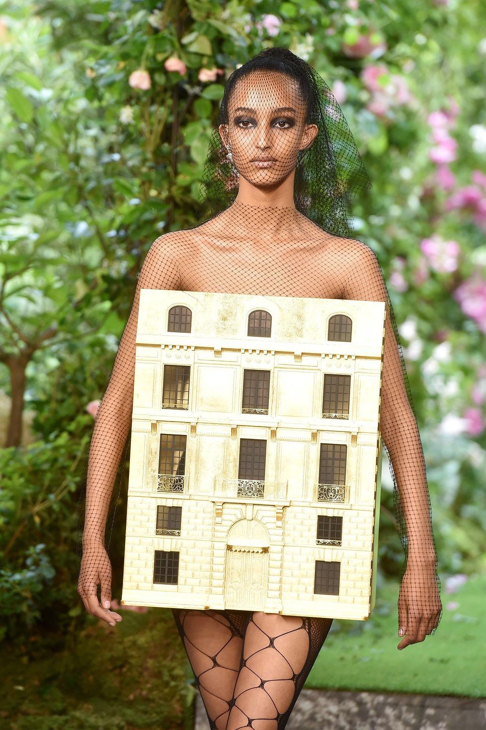 váy hình tòa nhà show dior ảnh 2 vay hinh toa nha show dior anh 2