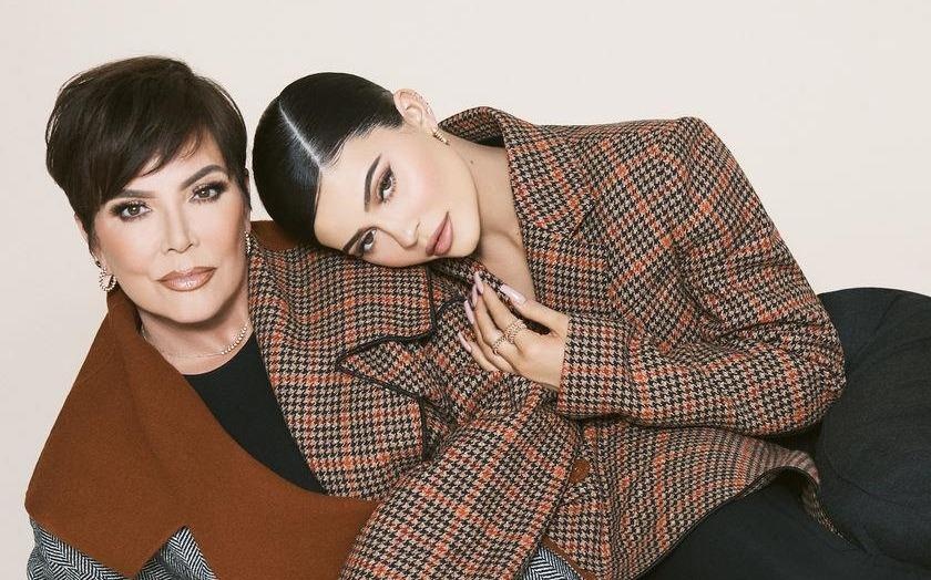 Me con Kylie Jenner do sac quyen ru tren tap chi thoi trang hinh anh