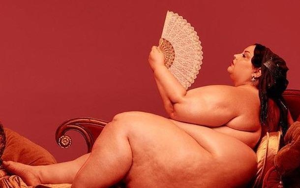 Miley Cyrus dang anh phu nu beo, mau ban nude de quang ba dia don hinh anh